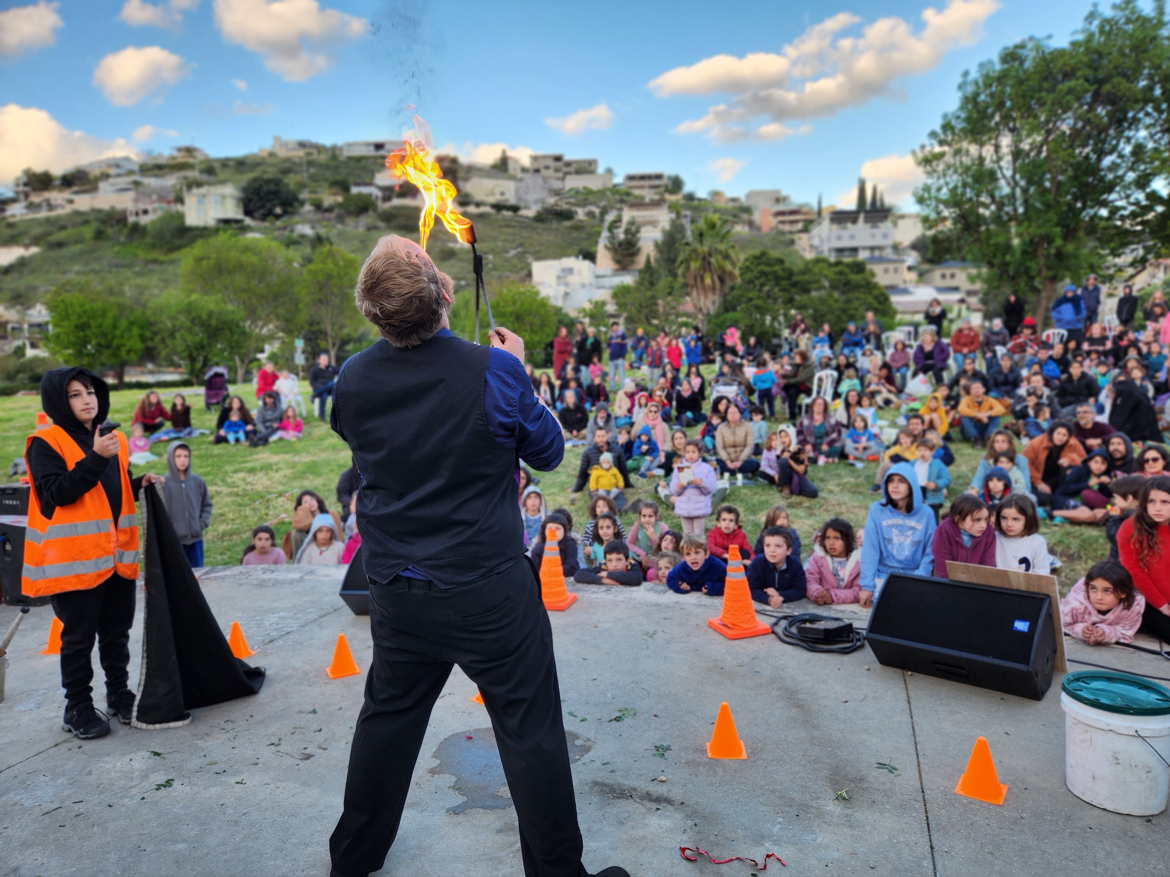 מגזימוס במופע אש לילי
