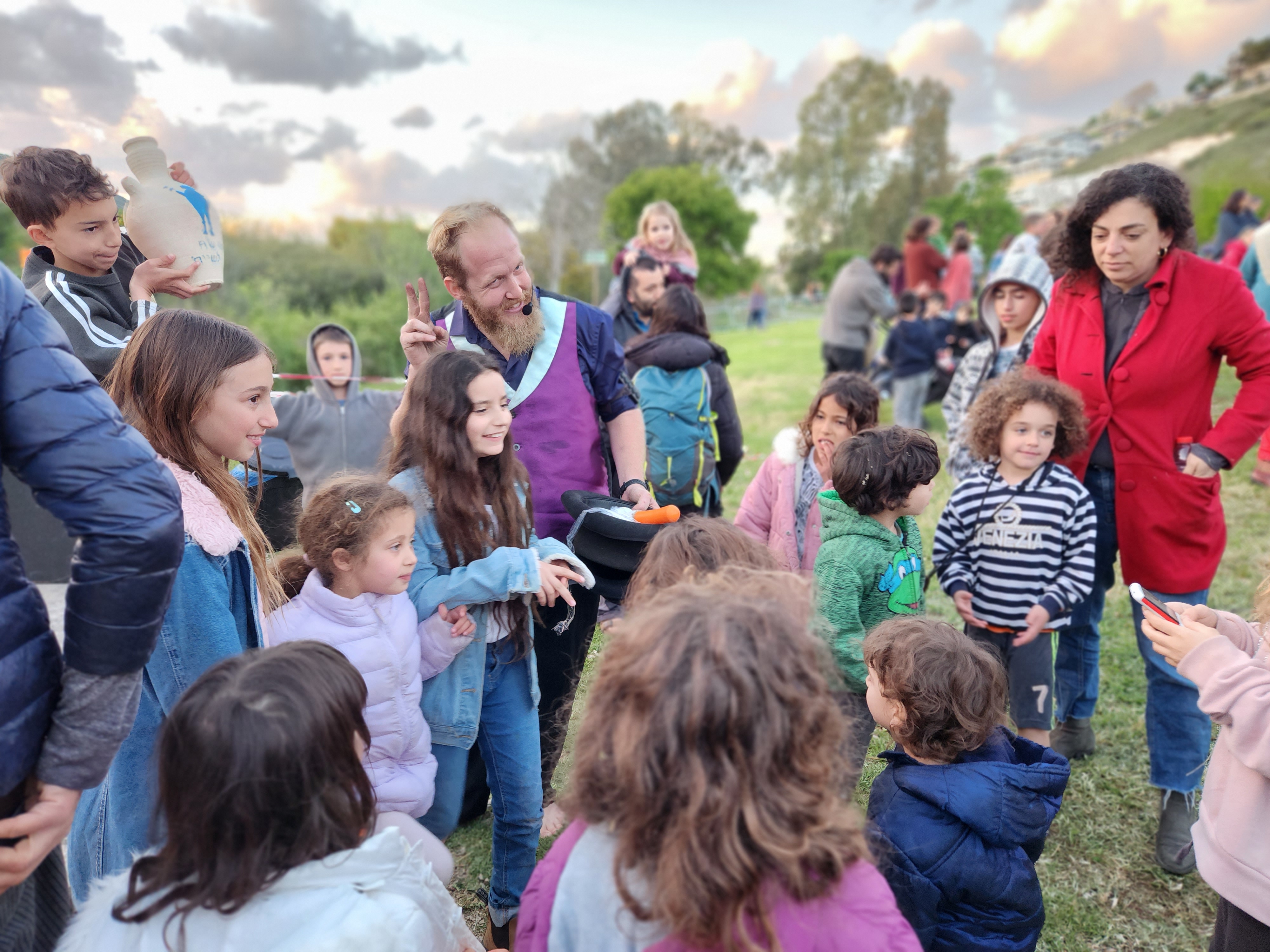 מגזימוס מלהטט עם לפיד אש