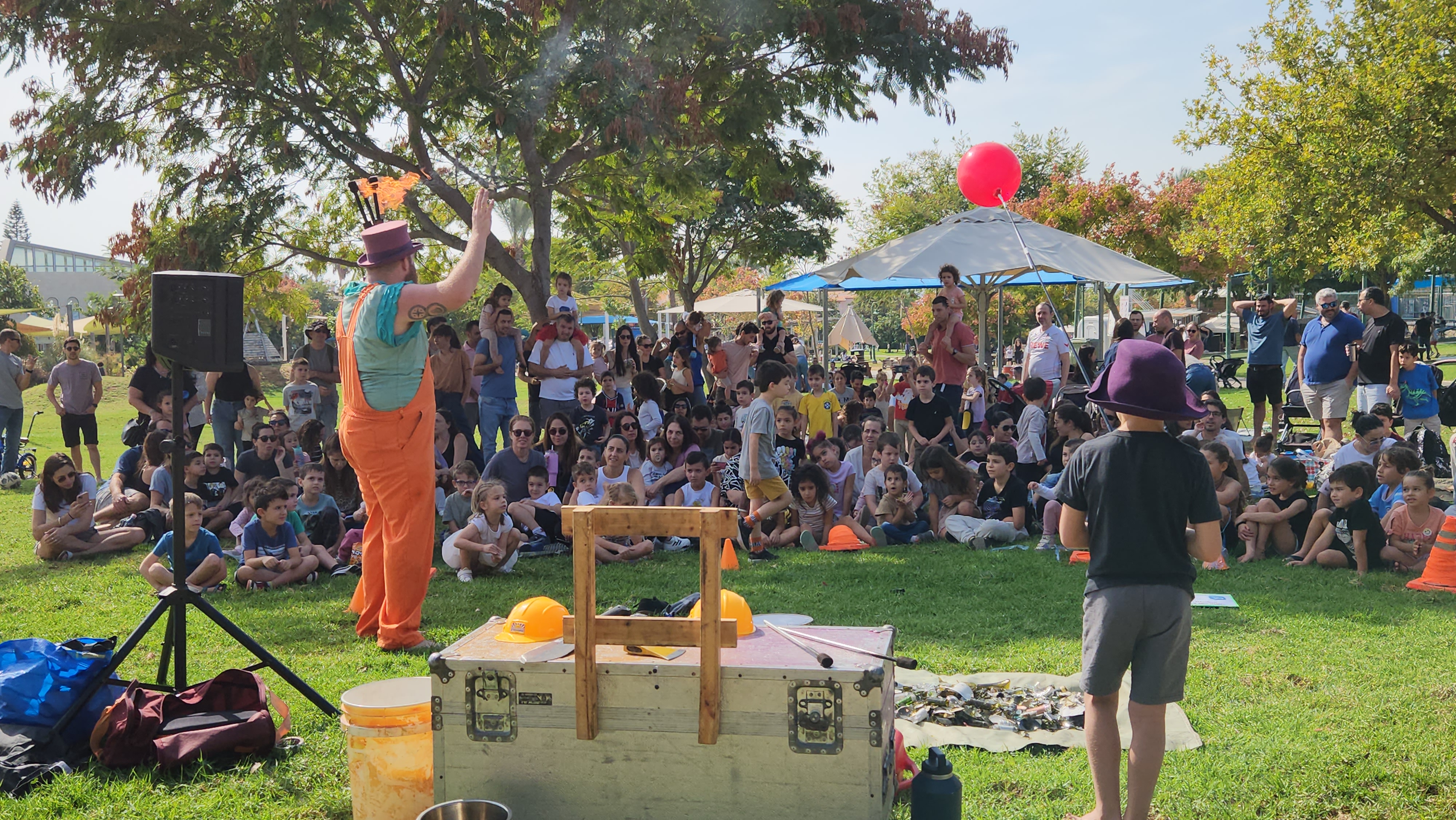 תקריב של מגזימוס מחייך